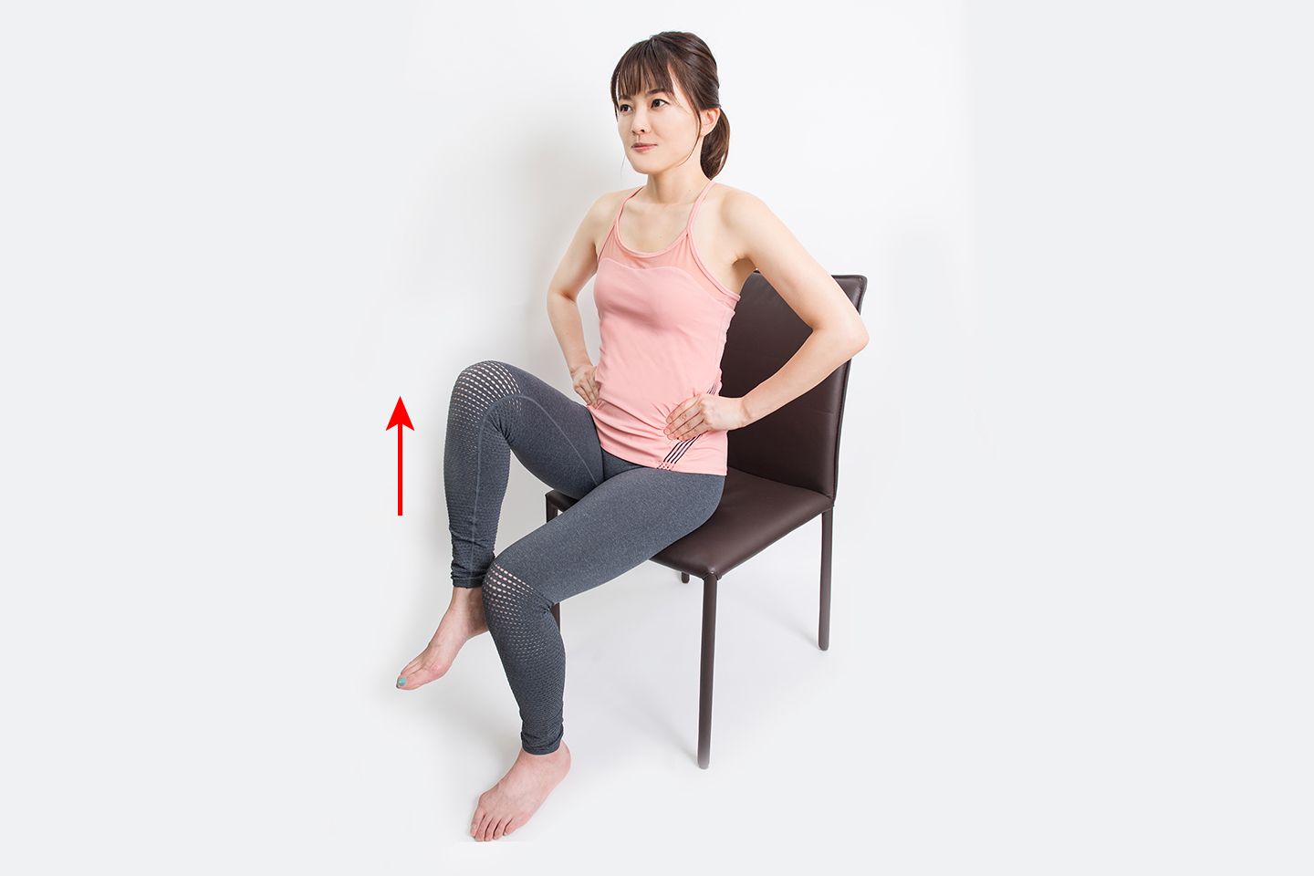 椅子に座り、膝を左右交互に高く上げる
