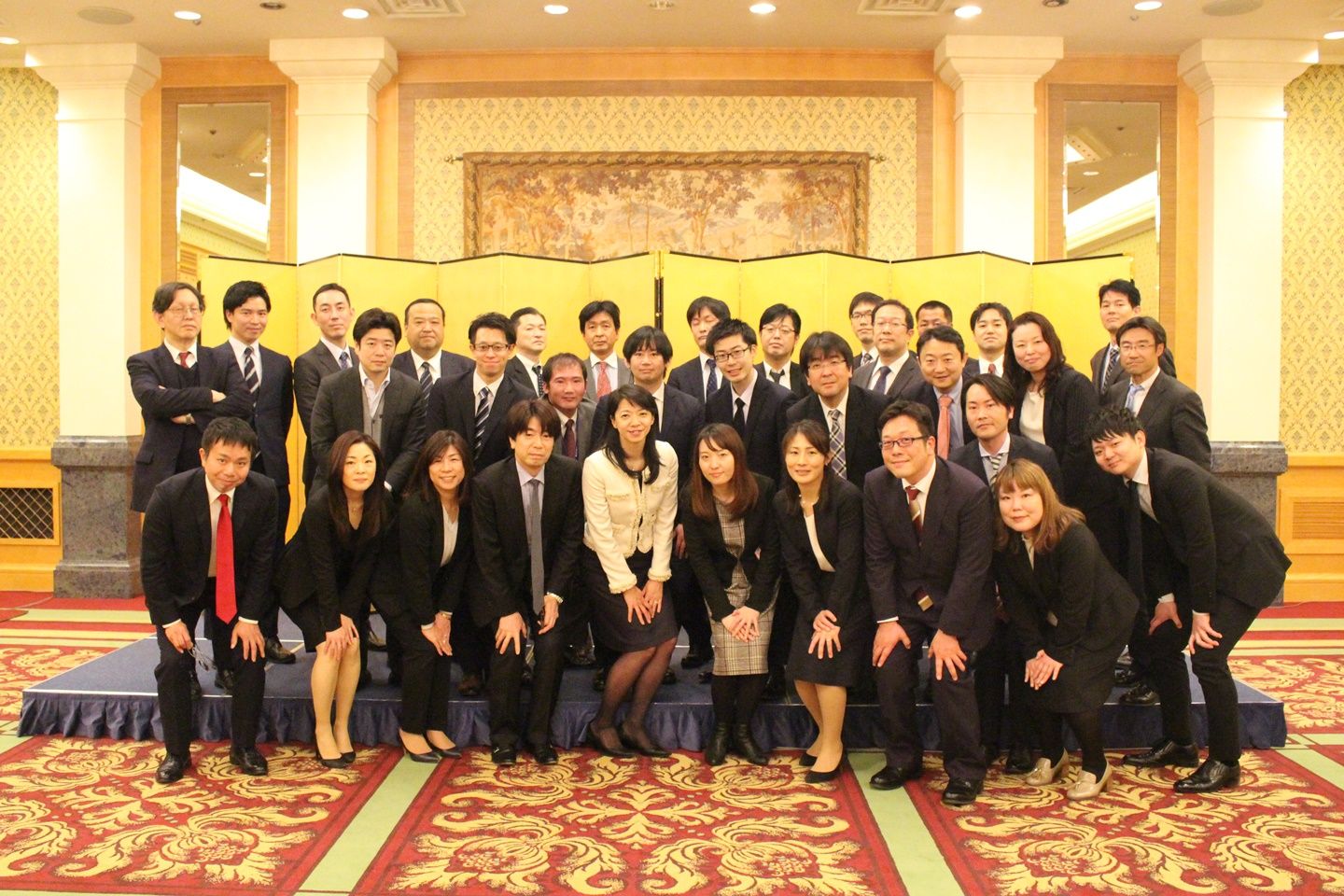 2019年の入社式で社員に囲まれている様子