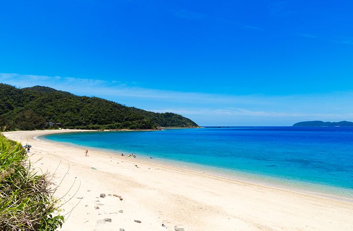 奄美屈指の美しさを誇る倉崎海岸。思わず飛び込みたくなりますが、倉崎海岸は水深が深く、危険なエリアもあるので、監視員がいないエリアでは泳がないようにしましょう