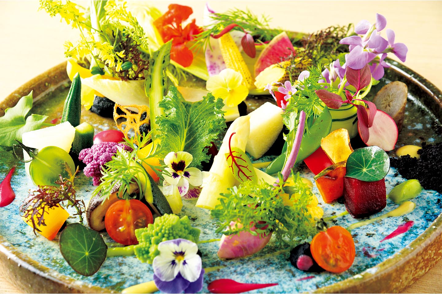 ダイニングのひと皿「大地のサラダ」。約50種の旬の野菜やハーブが彩り豊かに。