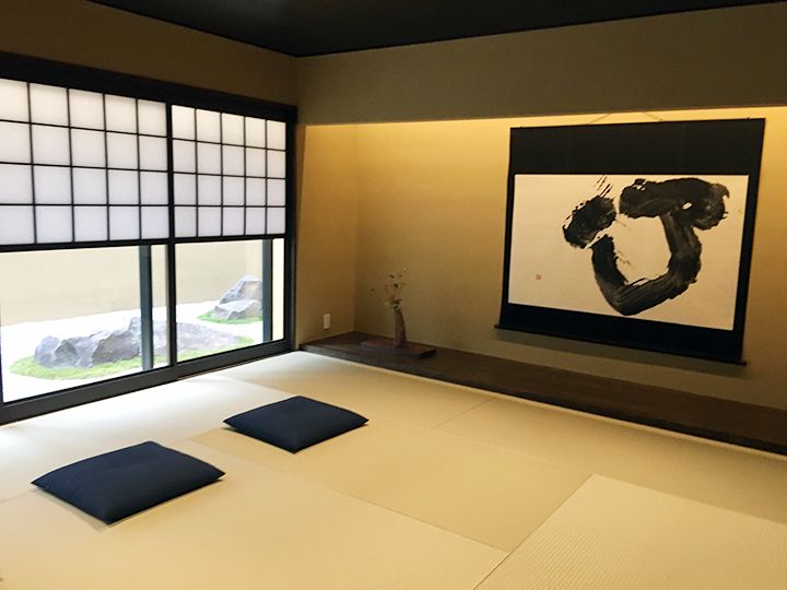 「Tatami Salon」と名づけられた「ENSO ANGO FUYA II(麩屋町通 II)」の畳の部屋。書家、樋口雅山房氏による書き下ろしの書”心”が目をひく。