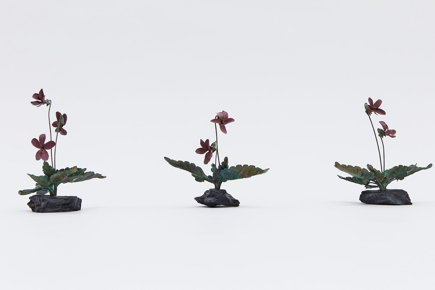 金属造形作家・鈴木祥太さんの作品「姫菫」