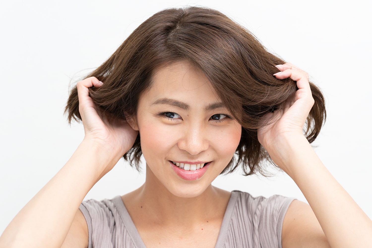 パーツ粒ひとつ分くらいのバームを手のひらによくなじませたら、髪の内側から揉み込む。