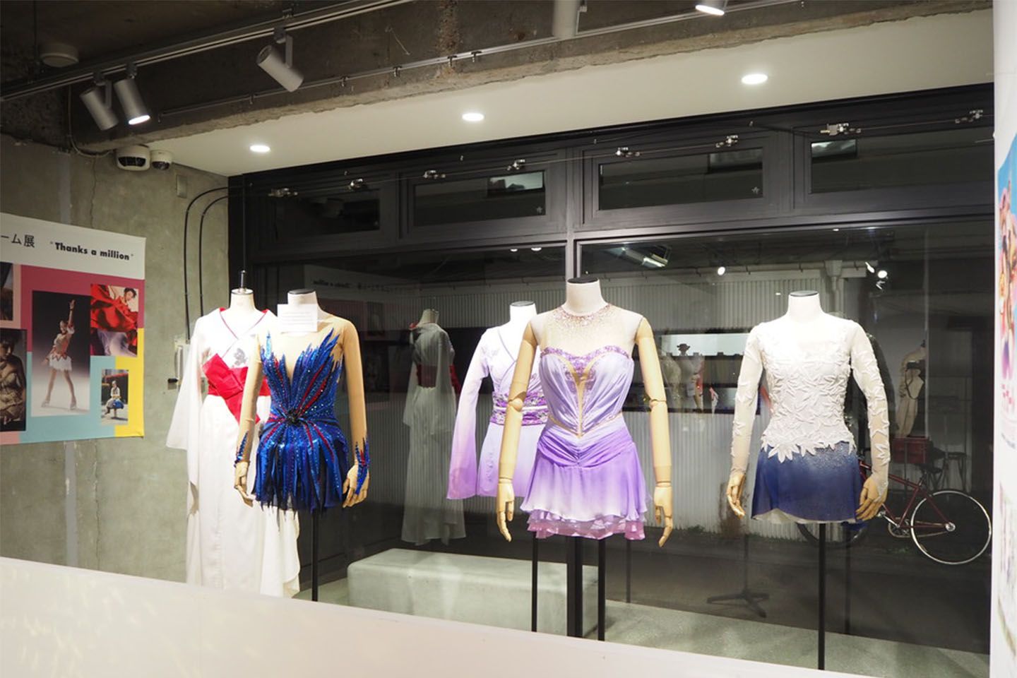 浅田真央さんが実際に着用したフィギュアスケート用の衣装のコーナー。左奥のものは、展示終了後に再び真央さんが「サンクスツアー」で着用する予定。