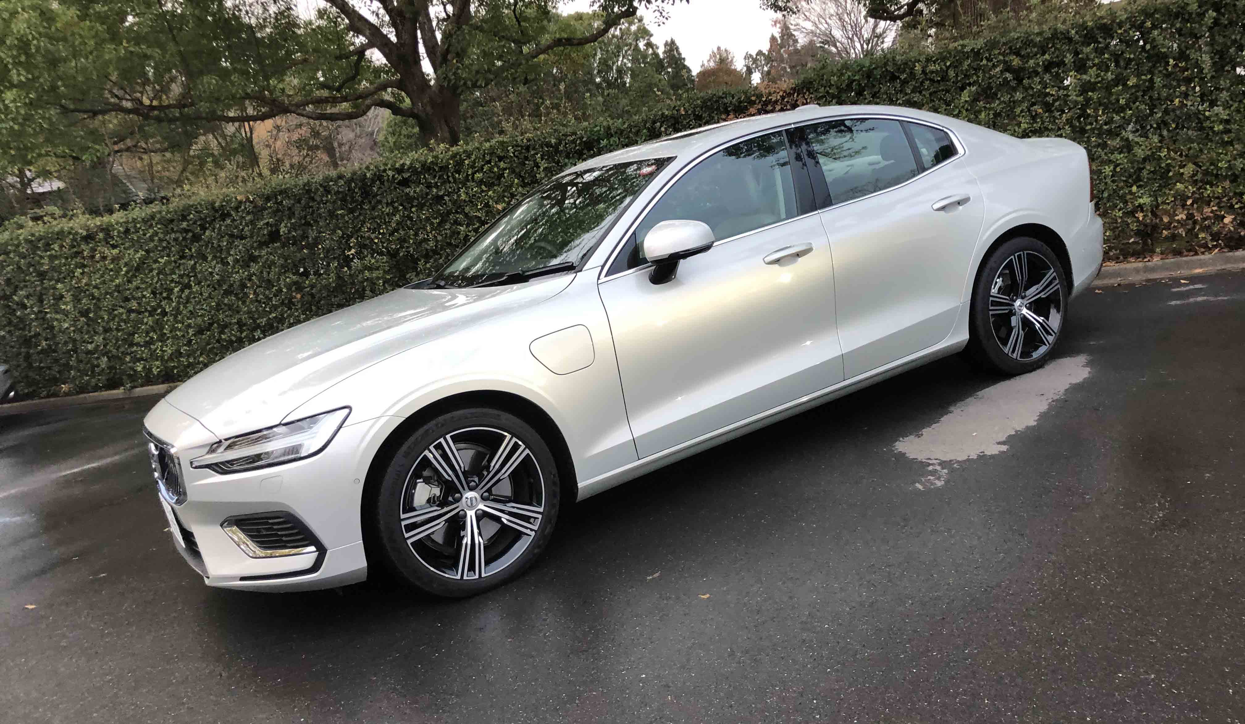 T6ツインエンジンAWDは235/45R19タイヤを履くこの「インスクリプション」仕様のみ。