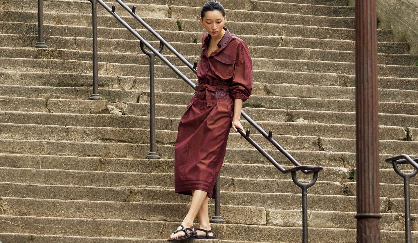 パリの街の階段でエルメスの服を着る杏さんの写真