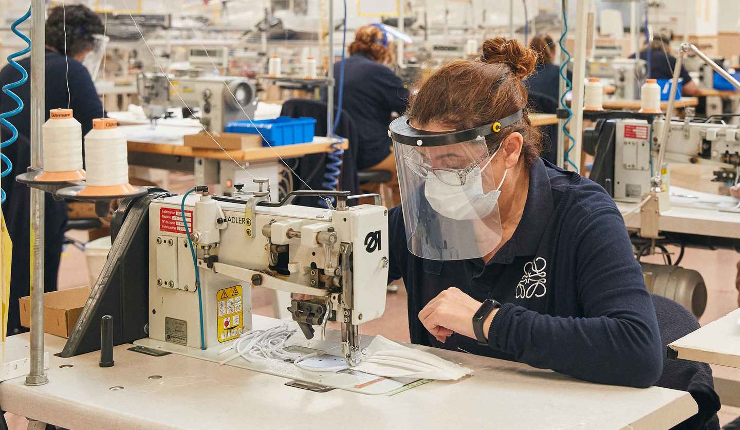 スペイン・マドリッドのヘタフェにあるロエベの工場でマスクを製造する女性スタッフ