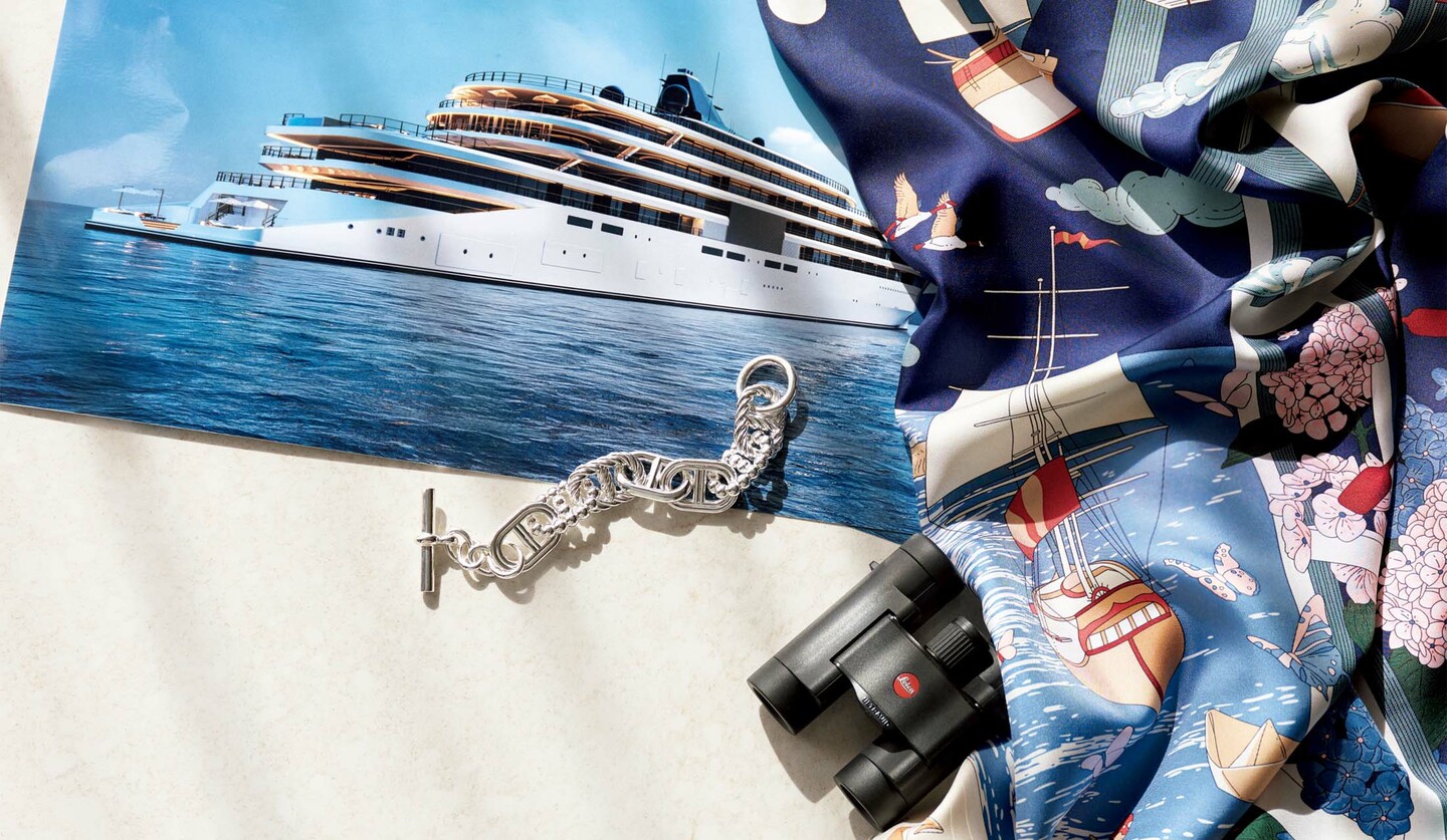 エルメスのブレスレット『シェーヌ・ダンクル・アレアⅡ』とカレ 90『エスプリの旅立ち』、ライカカメラの双眼鏡