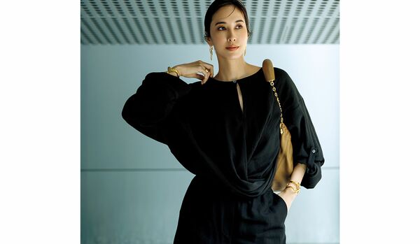 モードなフォルムをつくり出す「ロエベ」の黒ブラウス｜同色のとろみパンツを装い、こなれ感に満ちた黒スタイルに