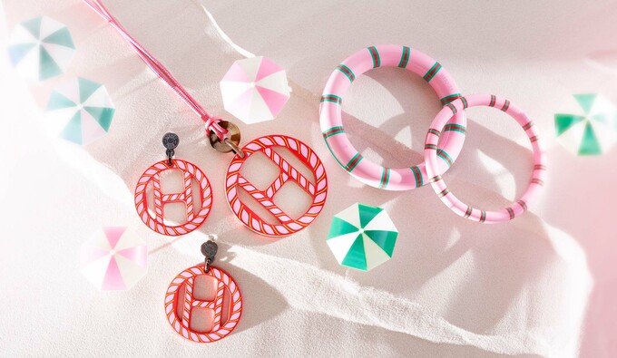 エルメスから届いた、ピンクのアクセサリーがあれば夏のおしゃれが 