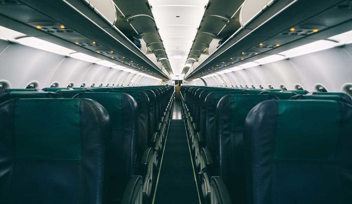 飛行機の機内、座席シート