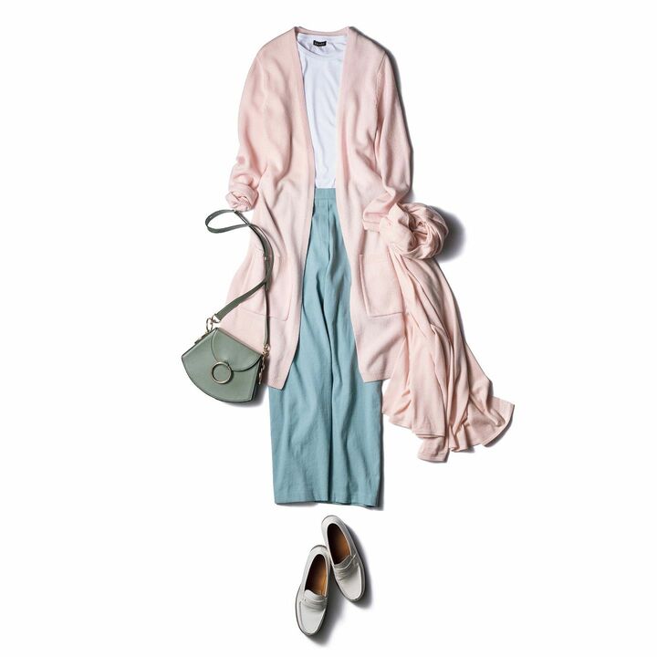 カーディガン￥168,000・Tシャツ￥30,000・ストール￥102,000（エスカーダ・ジャパン〈エスカーダ〉）、パンツ￥56,000（東レ・ディプロモード〈セブンティ〉）、バッグ￥162,000（コロネット〈ニナ リッチ〉）、靴［オーダー価格］￥141,000（J.M. WESTON 青山店）