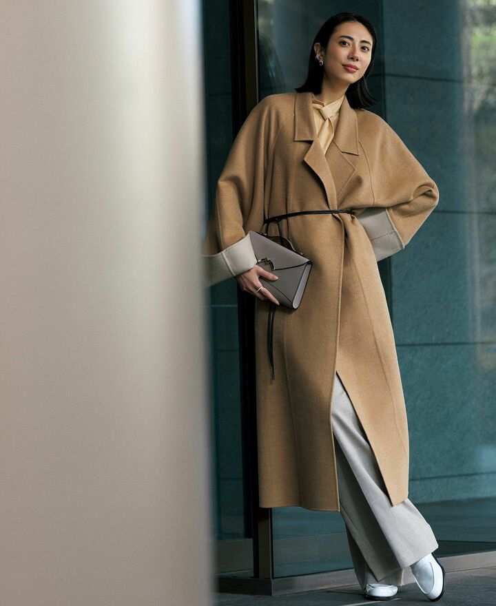 「セアン」のラップコートを着用したモデルの土屋巴瑞季さん