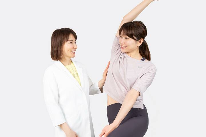 2人の女性 ストレッチの指導をしている