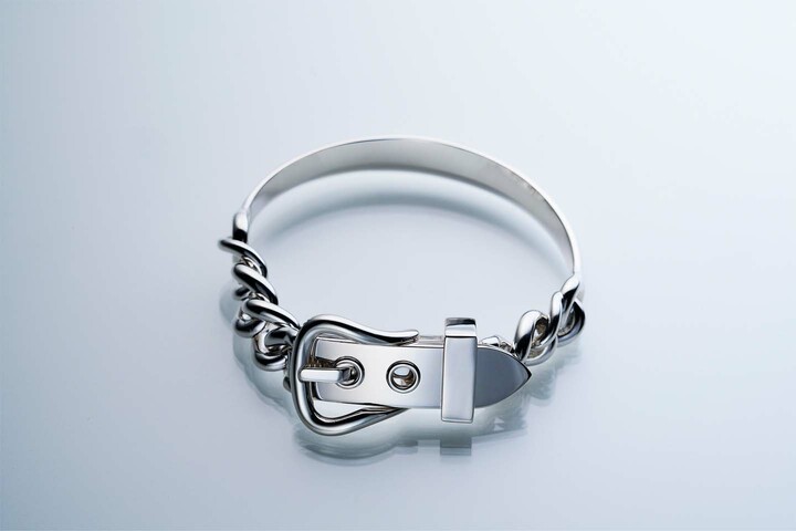 ブレスレット『ブックルセリエ・アンフレクシブル』GM［シルバー×ホワイトゴールド］￥443,300（エルメスジャポン）