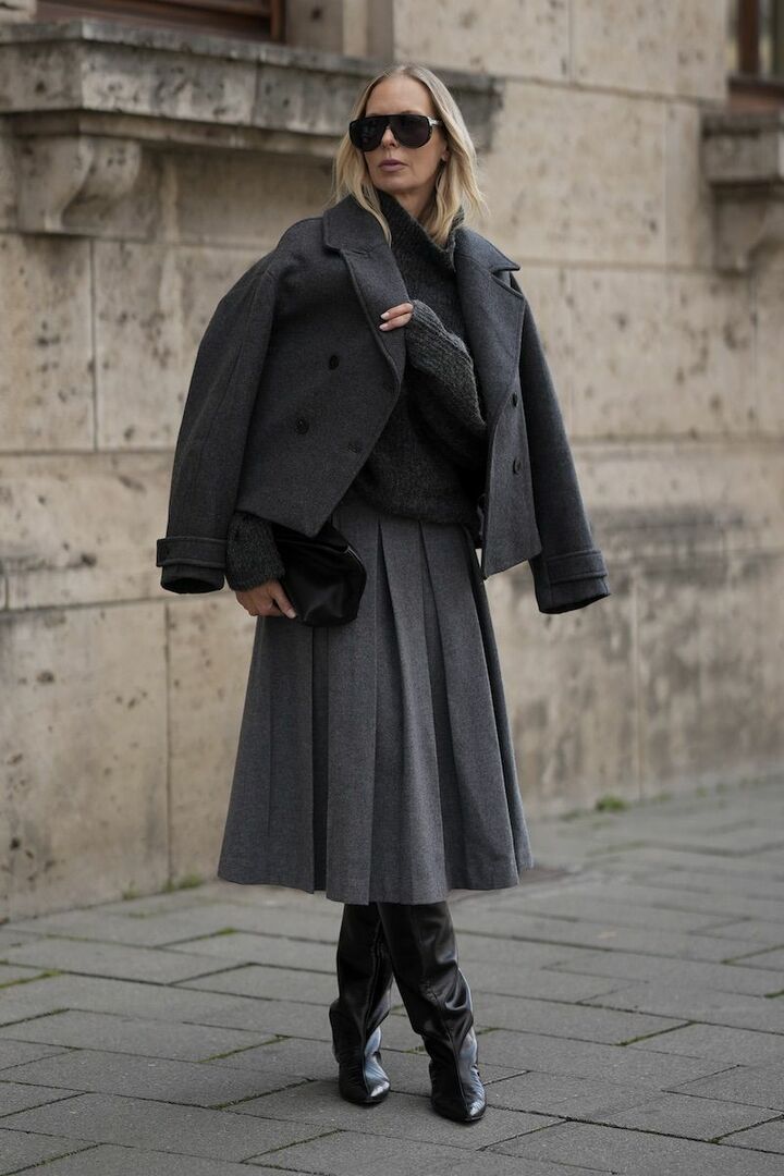 足元に光沢をプラスし、無彩色の装いを立体的に。