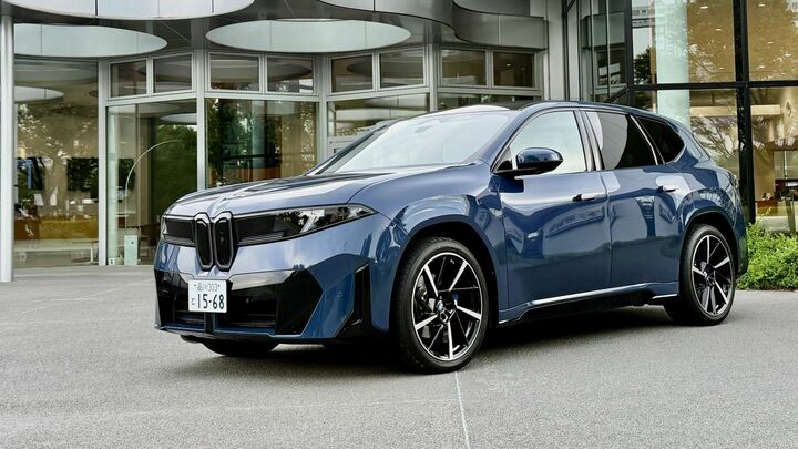 「ノイエ・クラッセ」と謳う‶BMW〟の新しいデザインを取り入れた。