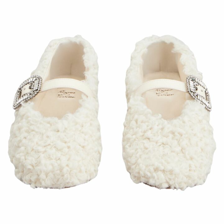 シューズ「ピルグリム フォ フュール ブークレ ストラップ バレリーナ」￥212,300【ヒール高：1cm、素材：ブークレファブリック、色：クリーム】
