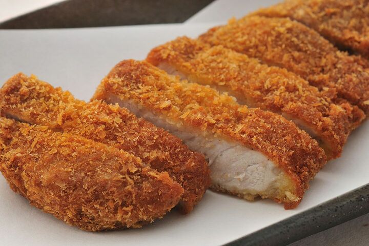 「石垣島産 キビ丸豚のロースカツ」¥3,400 (税サ別)