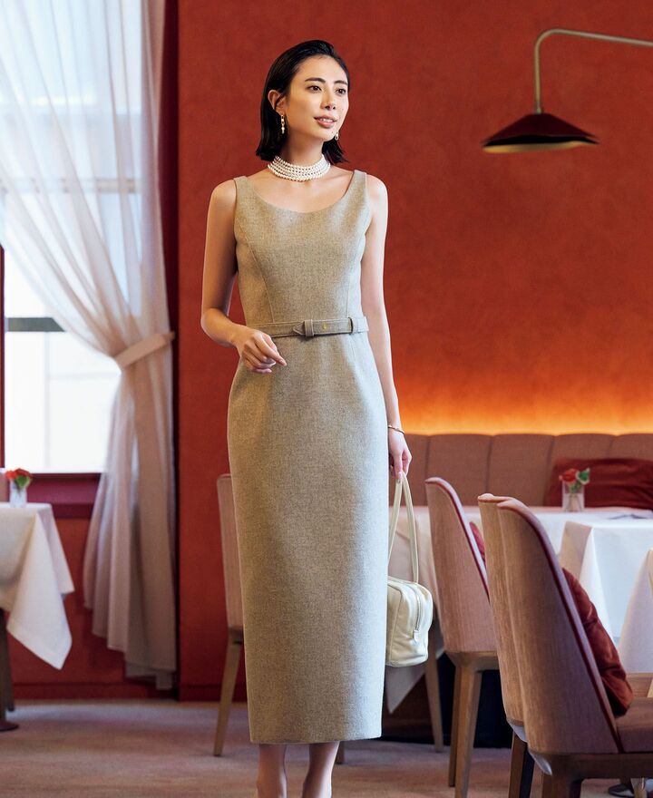 ザ・ロウのワンピースを着用したモデルの土屋巴瑞季さん