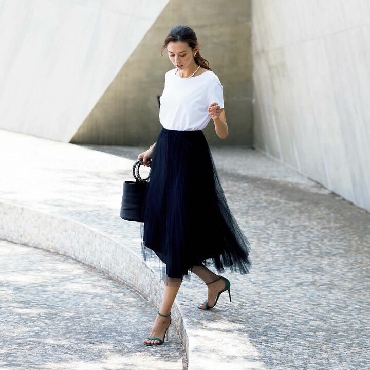 白Tシャツ¥13,000（アクネ ストゥディオズ アオヤマ）スカート ¥110,000（アオイ＜ ファビアナフィリッピ＞） ピアス¥ 225,000・ネックレス¥375,000・ バングル¥300,000（TASAKI＜TASAKI＞） バッグ¥88,000 （エドストローム オフィス＜サイモン ミラー＞） 靴¥102,000 （ジャンヴィト ロッシ ジャパン）　[Precious2019年8月号143ページ]　撮影／熊澤 透