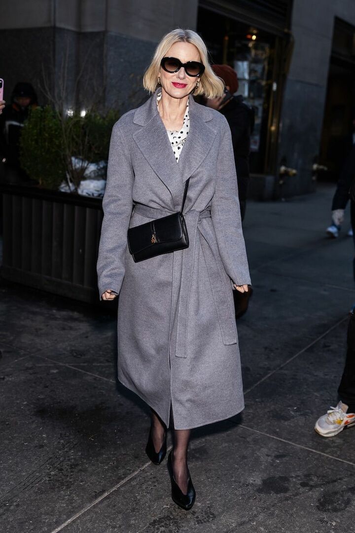 バッグは斜めがけタイプを選び、装いをほんのりとカジュアルダウン。