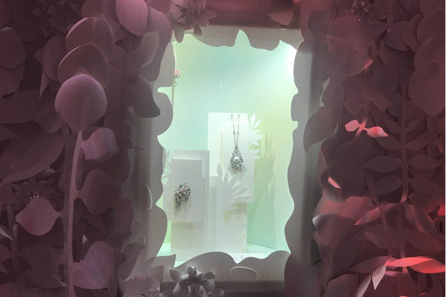 白いペーパーで製作した花園で、真珠をはじめとするジュエリーを発表。