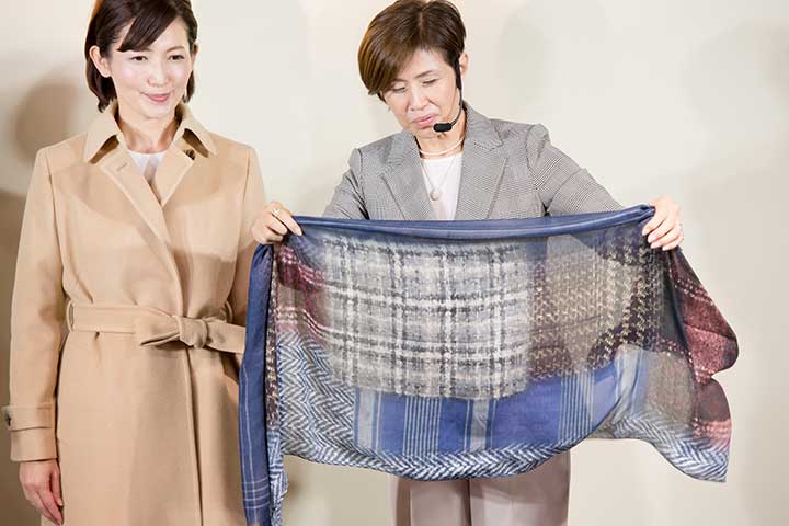 複数の柄がプリントされ、落ち着いた色合いが使いやすいストールを使います。ストール¥23,000(ポール・スチュアート)