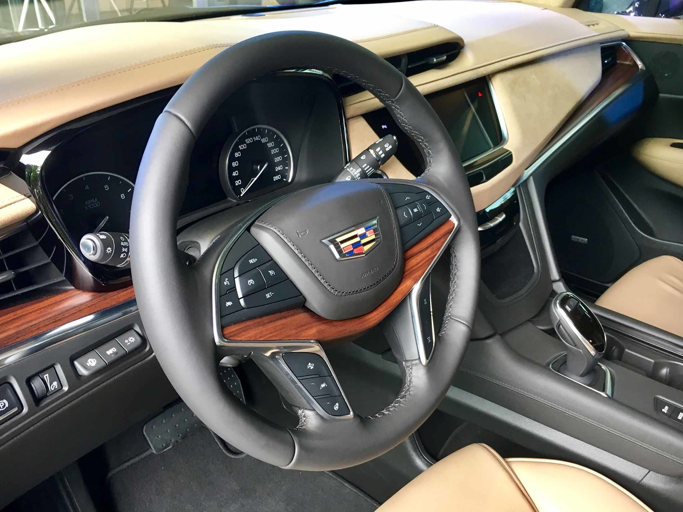 ウッドとレザーを多用した、アメリカ車らしいインテリア。ステアリングヒーターも付く。