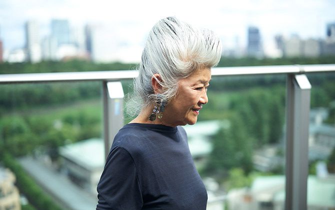 マンションのテラスで話す島田さん