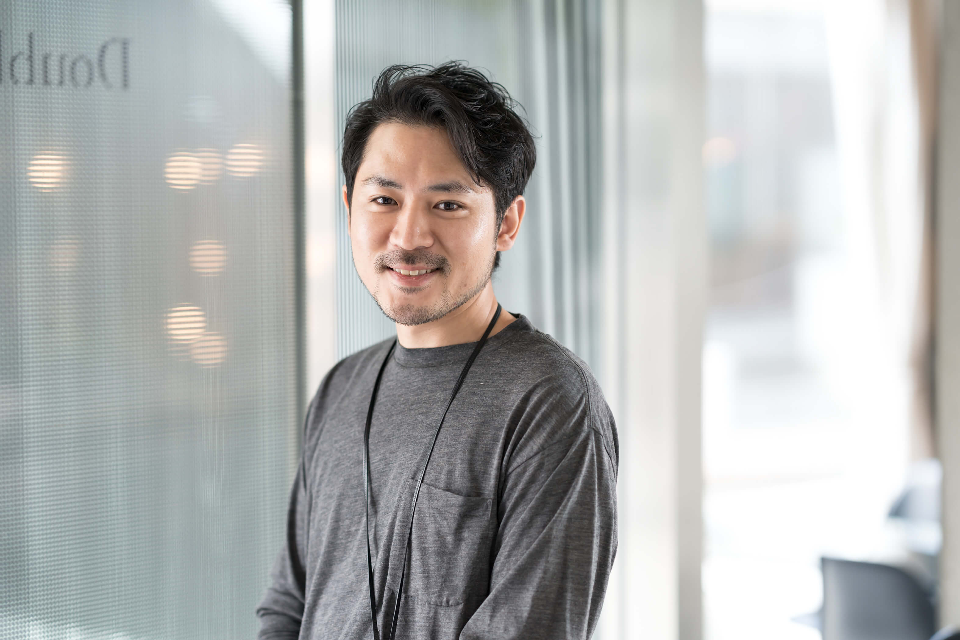 ヘア スタイリスト・坂 政尚さん。とっても穏やかな笑顔なのに「実は超ドSです。お客さまにも隠し事はせず、ビシッとアドバイスをしています」