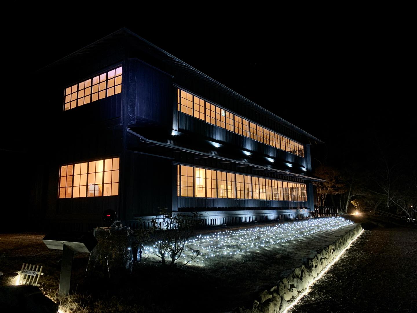 夜は中禅寺湖畔にある「旧英国大使館別荘」へ。幕末から明治初期にかけて来日し、日本を愛した英国の外交官、アーネスト・サトウが建てた山荘を起源とする、歴史的建造物です。主催のロールス・ロイス・モーター・カーズの計らいで、特別に日光金谷ホテルのシェフが出張ディナーを振る舞うという貴重な機会を体験できました。奥日光と英国の結びつきが、「ゴースト」に宿るつくり手の美意識をあぶり出してくれました。
