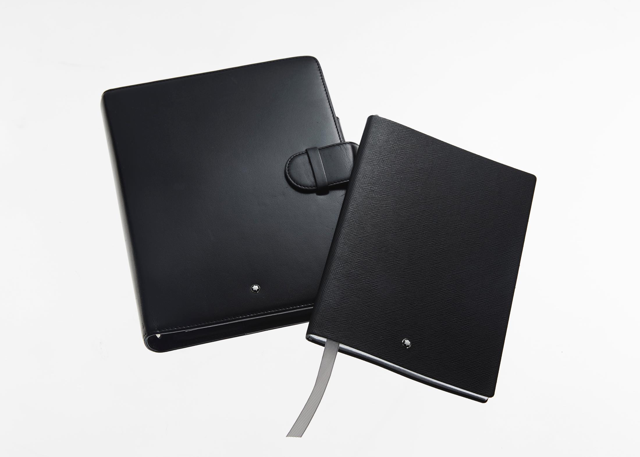 左/マイスターシュテュック オルガナイザー ¥71,000・右/ァインステーショナリー ノートブック ¥6,800(モンブラン コンタクトセンター)