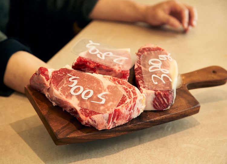 プレートに載せられた選べる塊肉。1人前から注文可能ですが、塊肉の良さが失われてしまう200g以下のオーダーは受け付けていないそう