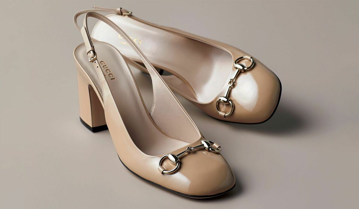 あか抜けた足元を印象づける「グッチ」のパテントパンプス｜ゆるやかな