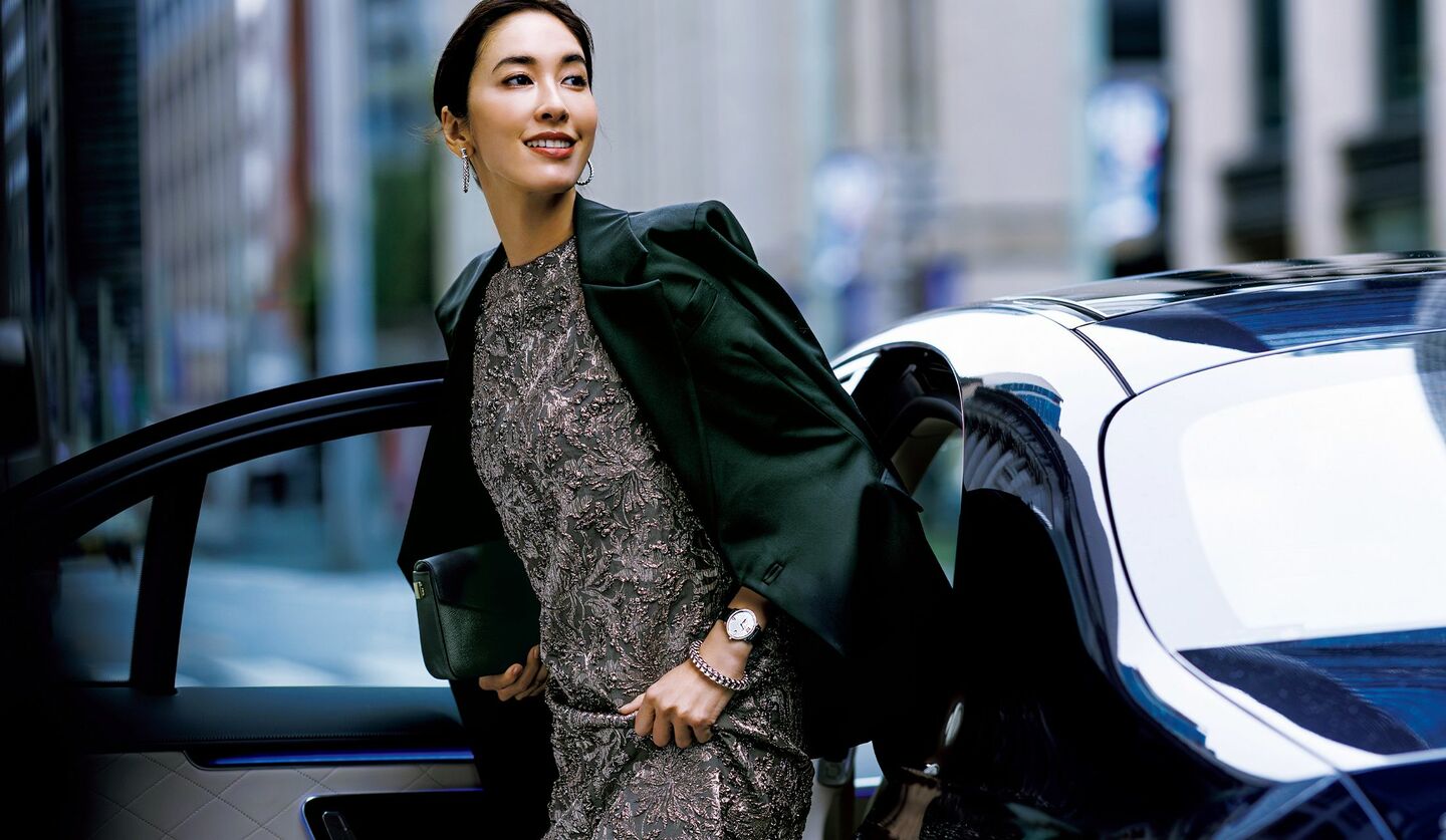 オーヴィルのフルレングスドレスとジャケットを着用したモデル