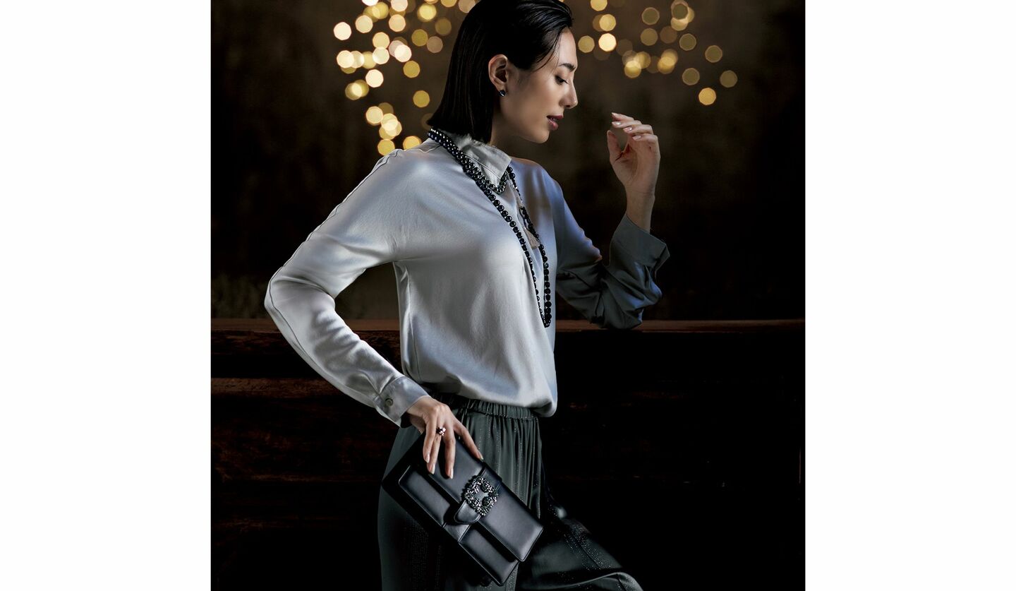 パーティーシーンで華やぐ「マノロ ブラニク」のクラッチバッグの装い