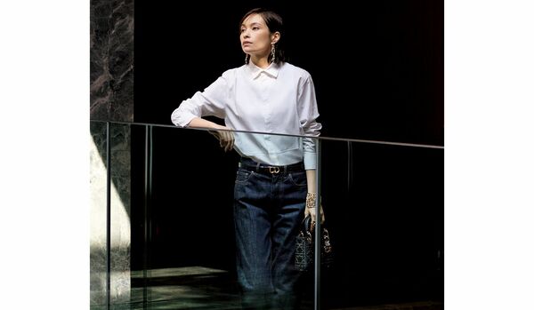 新鮮！スタイリスト・高橋リタさんが【デニムパンツ×白シャツ】のきれいめコーデ術を伝授「デニムに美しい意外性を」