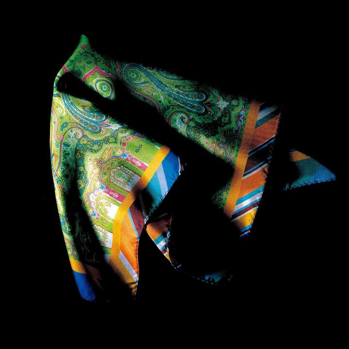 同社が誇るペイズリー柄のポケットチーフは、実は伊達男の間で密かな人気を集める隠れ「名品」。毎シーズン次々欲しくなる色柄が充実するが、ひと目惚れした一枚に出合った際は、即購入をおすすめする。写真のグリーンのほかに、ブルー、ピンクの３色展開。［縦45×横45㎝］¥14,000（エトロ ジャパン）