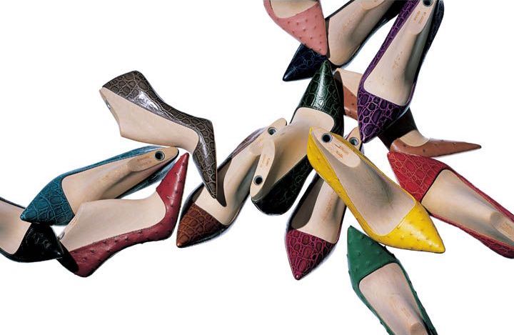 プレシャスレザーだけで、こんなに豊富なカラーバリエーションが。電子カタログでもすべてのパターンを閲覧できるが、この木型を見れば、素材と色をよりリアルにイメージできる。なにより大量の木型が美しく連なるディスプレイは圧巻！　豊富なバリエーションに迷うのも、また至福。靴￥263,000 ※オーダー予定価格（プラダ ジャパン〈プラダ〉）　[Precious2月号124ページ] 