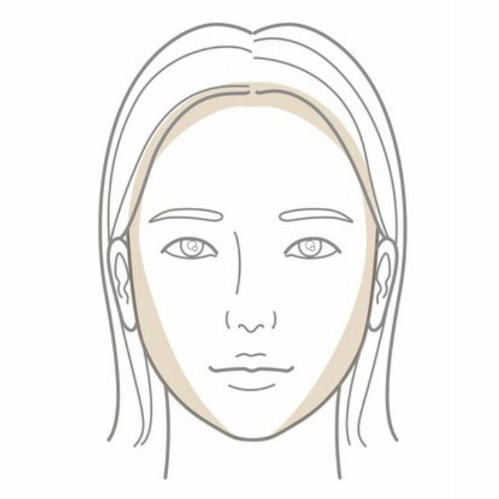 髪の生え際からフェースラインまで削って。額が広い人は額の髪の生え際にも。二重アゴが気になる人はアゴ下にもひとはけ。