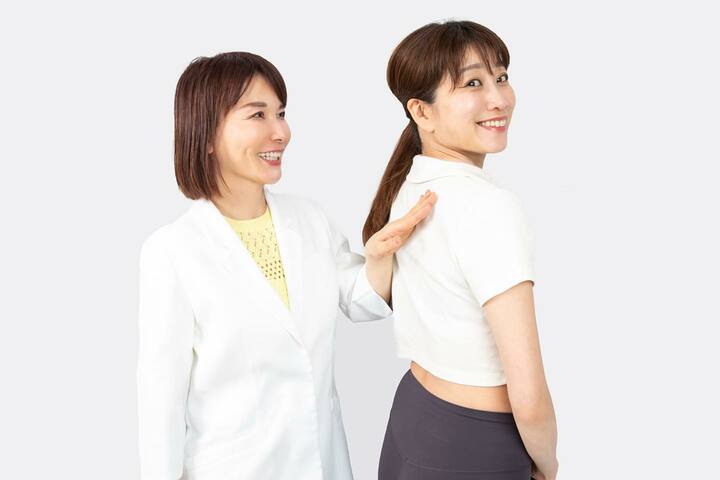 2人の女性 ストレッチの指導をしている